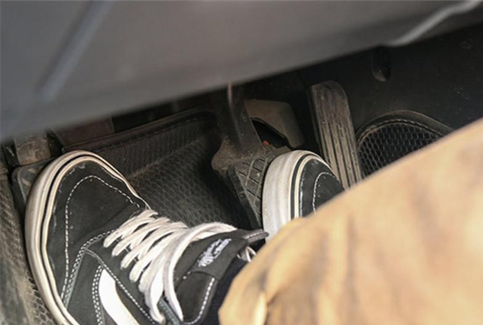 开车时刹车和离合能不能一起踩车主后悔现在才知道