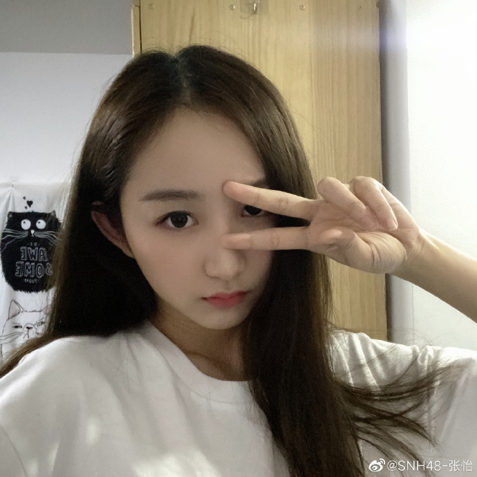 偶像美少女SNH48-张怡迷人写真美照|SNH48_新浪娱乐_新浪新闻