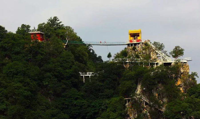 洛南全县已建成和即将修复完成的旅游景点主要有:洛南文庙,老君山景区