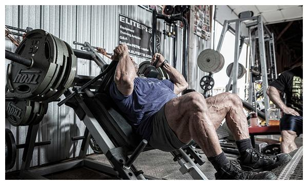 和腿举一样，脚在踏板上的站位会影响肌纤维的发力方式。