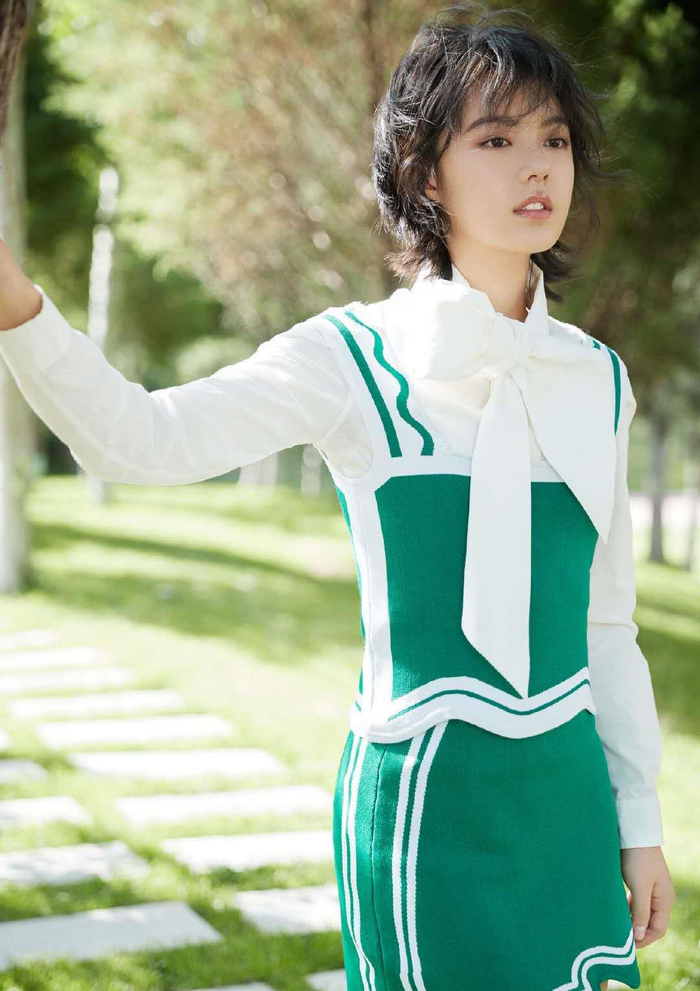 《少年派》林妙妙剧外太时髦!穿短裙秀美腿清纯可爱,养眼又撩人