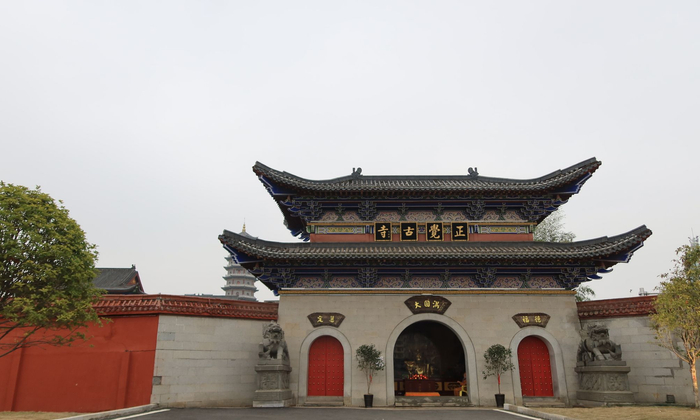 中国佛寺的布局:山门、天王殿、大雄宝殿,有法堂的都是大寺庙
