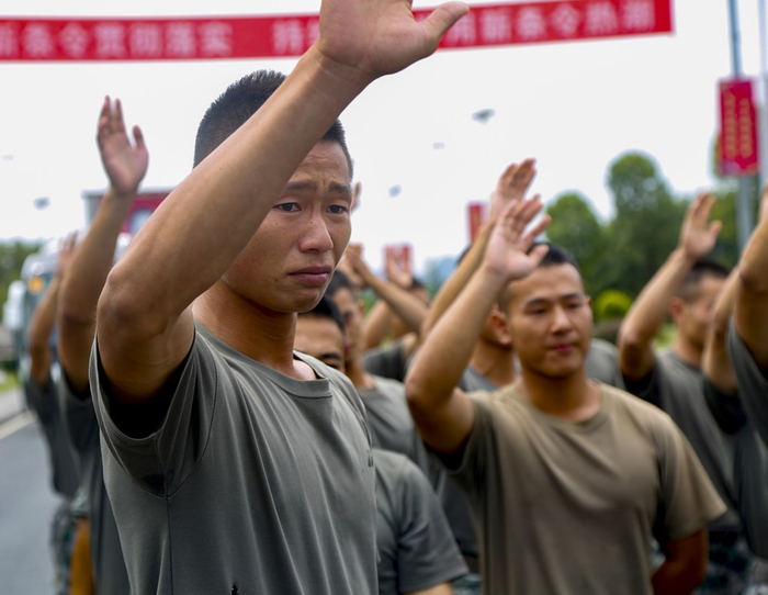 别军营,泪眼朦朦!为什么老兵退伍时会哭?