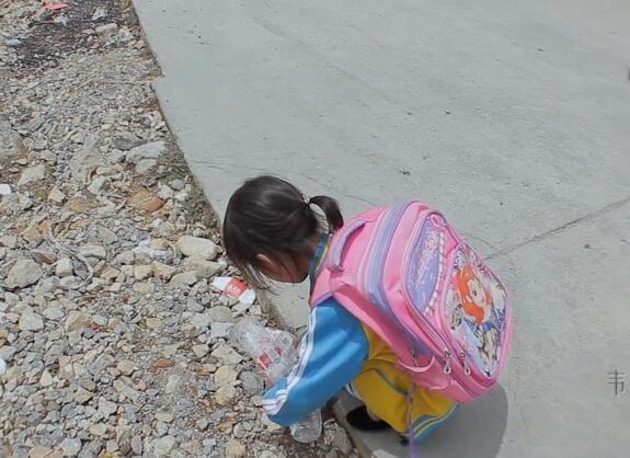 最终她想到了捡垃圾,所以一放学回来的路上就找,看见一个个回收的垃圾