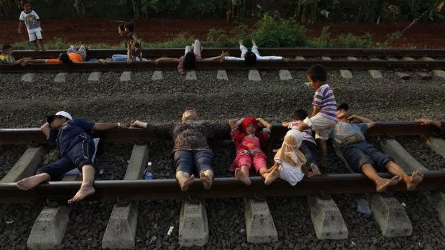 印尼居民沉迷集体卧轨，号称火车铁轨能做电疗，坚信包治百病！