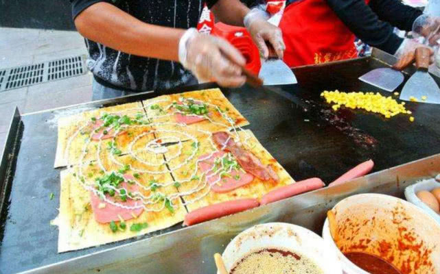 手抓饼、烤冷面都很火，却总同时出现在一个摊位上，该选哪一个？|手抓饼|冷面|摊位_新浪新闻