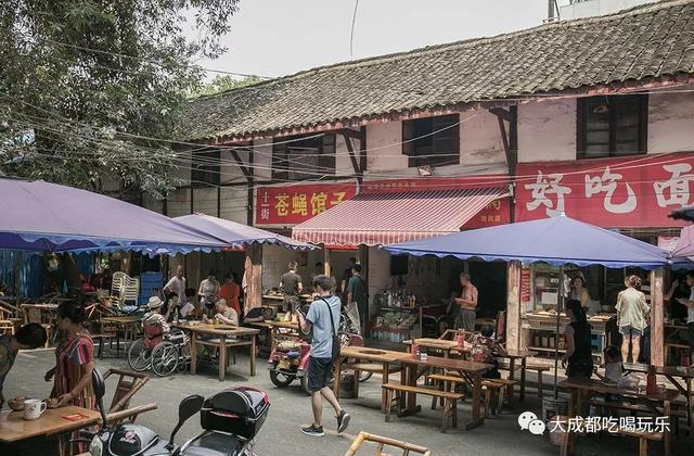 成都这条街上的美食简直太霸道了 苍蝇馆子、网红店都有