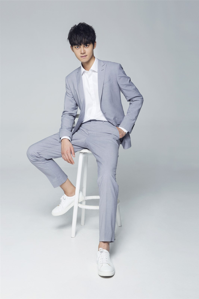 谢彬彬上演西装诱惑沉稳从容又不乏俏皮随性