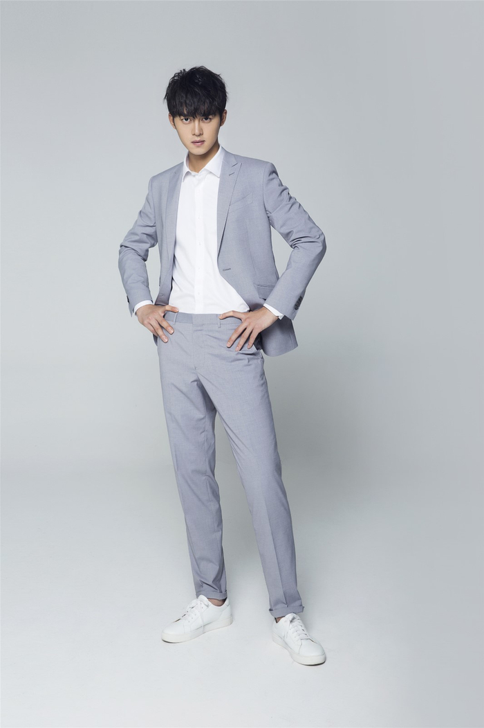 谢彬彬上演西装诱惑沉稳从容又不乏俏皮随性