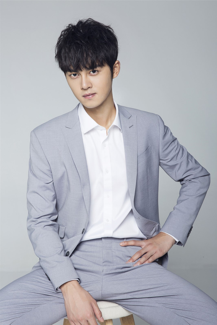 谢彬彬上演西装诱惑沉稳从容又不乏俏皮随性