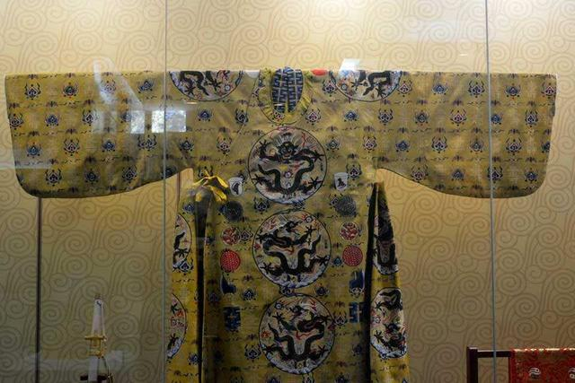 明朝的皇帝只穿黄色龙袍?不还有冕服、衮服、戎服……/明朝衣冠|万历_新浪新闻