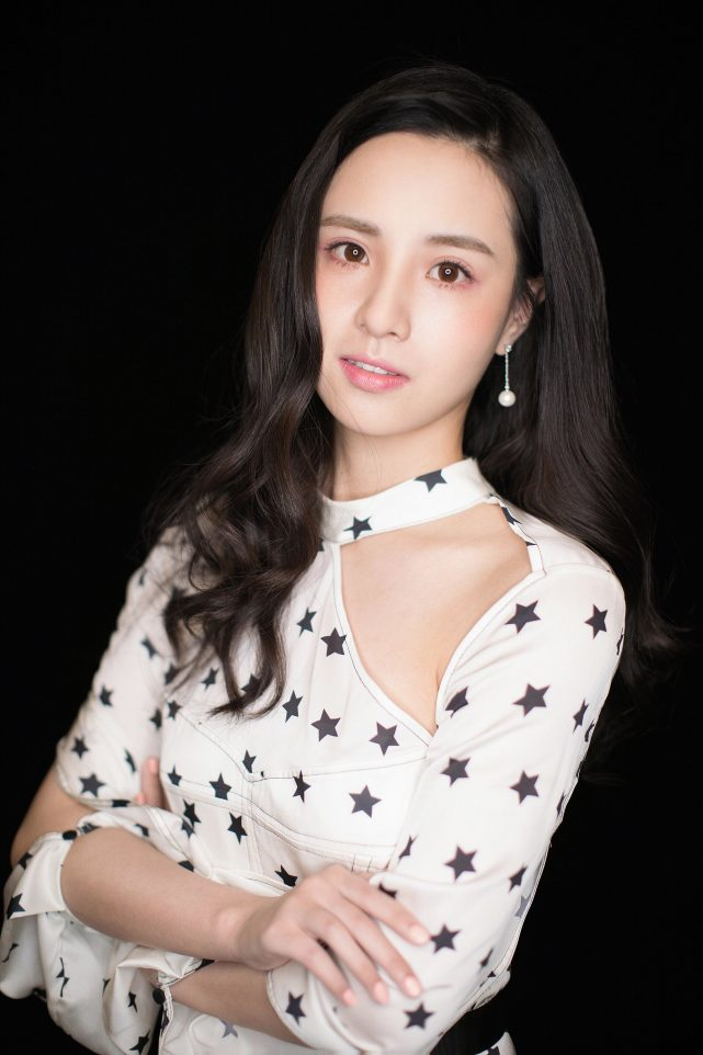 "国民非流量小花"蒋佳恩  甜美亮相2018春夏音乐时尚大秀