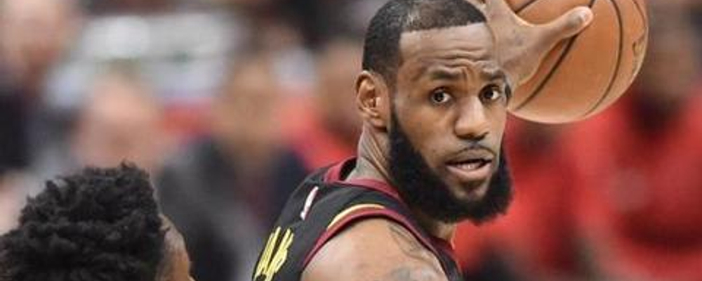 詹姆斯再度绝杀猛龙骑士拿到赛点,王猛:伟大,厉