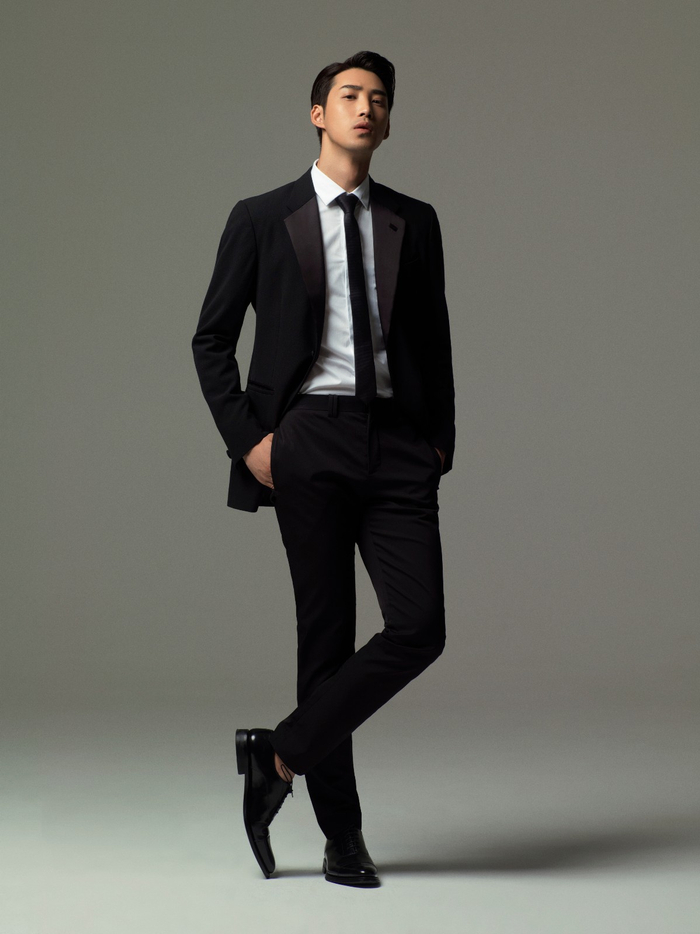 照片中庞瀚辰身穿西装,搭配精心打理的发型,向大家展示出成熟自信的"