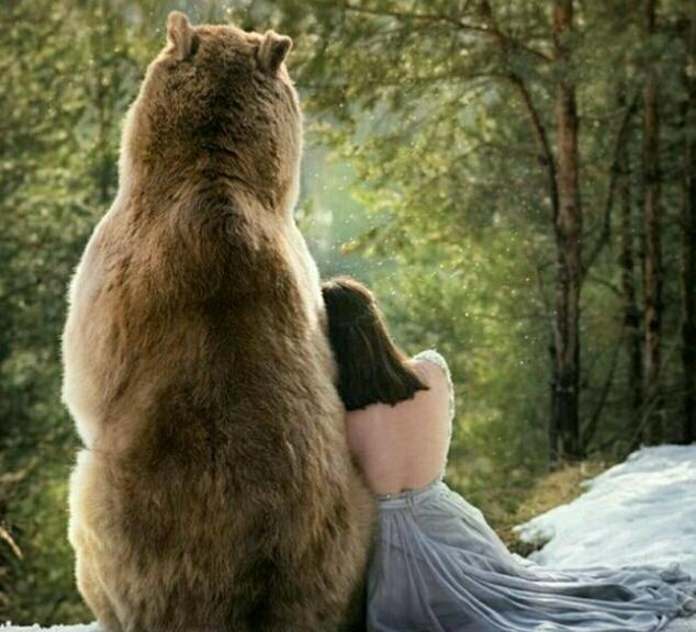 女孩和大灰熊搂着拍照, 网友: 祝白头偕老!