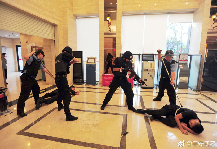 两个“歹徒”持刀“抢劫”运钞车被制服?原是武汉警方演练