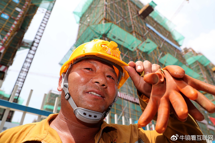 衣,还有一个特殊的安全帽,在烈日地下,安全帽上的太阳能电池可以发电
