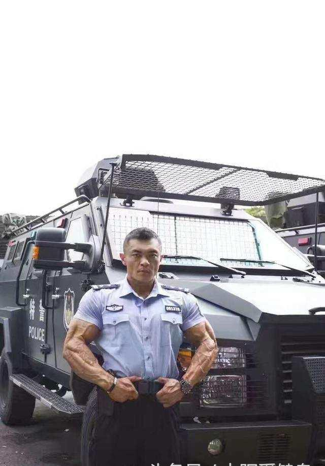中国特警亮肌肉,中国版的施瓦辛格,安全感十足