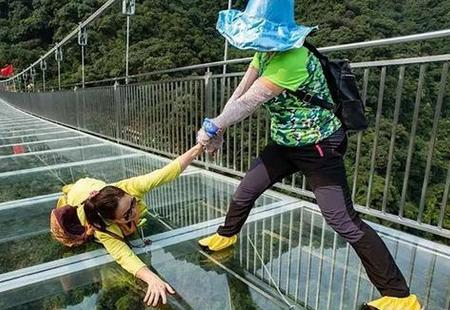 新工作!每天背30多名女生过桥,就问小伙你累趴了没有?_新浪新闻