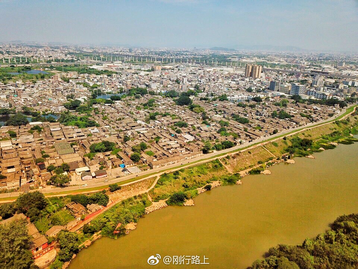 龙湖古寨，位于广东潮州，寨内辟三街六巷，从门到街巷显得设计有致