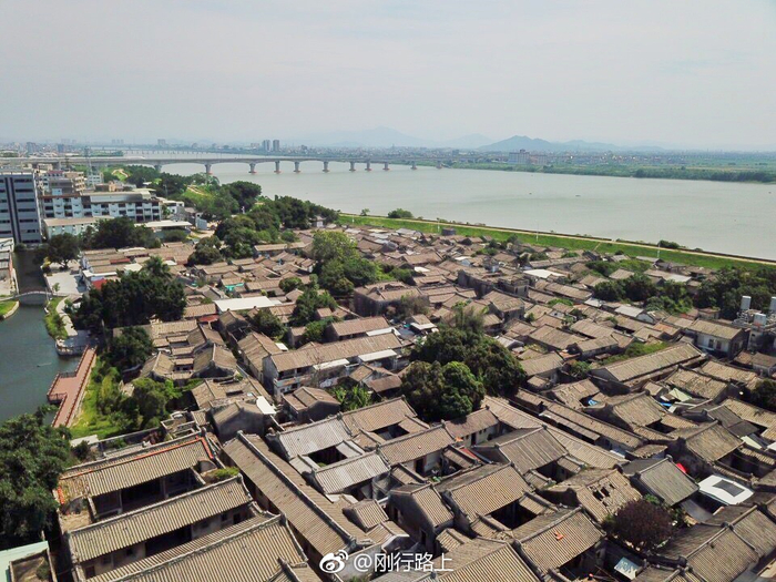 龙湖古寨，位于广东潮州，寨内辟三街六巷，从门到街巷显得设计有致
