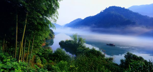 中华奇景——雾漫小东江