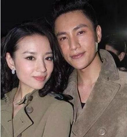 陈坤发微博表白董洁是我的,网友起哄,终于说实话,在一起