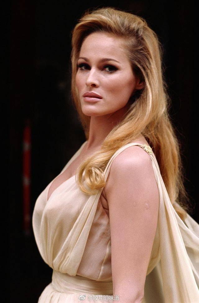 ursula andress,瑞士女演员,曾出演邦女郎,照片拍摄于 1960 年代