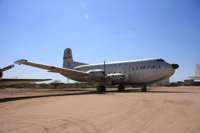 c133重型运输机,可以看做是传统"细长"的人员运输为主的运输机向现代"