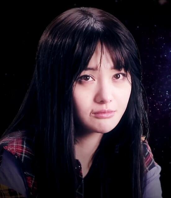 "郑爽这无辜可怜又委屈巴巴的表情可以说是相当抢镜了,嘴角的伤疤还是