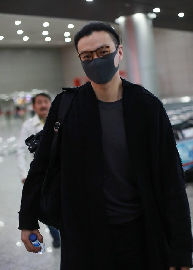 周一围穿黑色外套背着双肩包现身机场 造型简洁帅亲切为粉丝签名