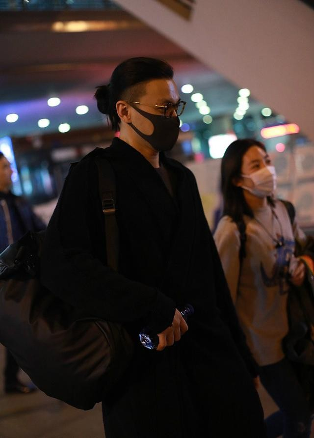 周一围穿黑色外套背着双肩包现身机场 造型简洁帅亲切为粉丝签名