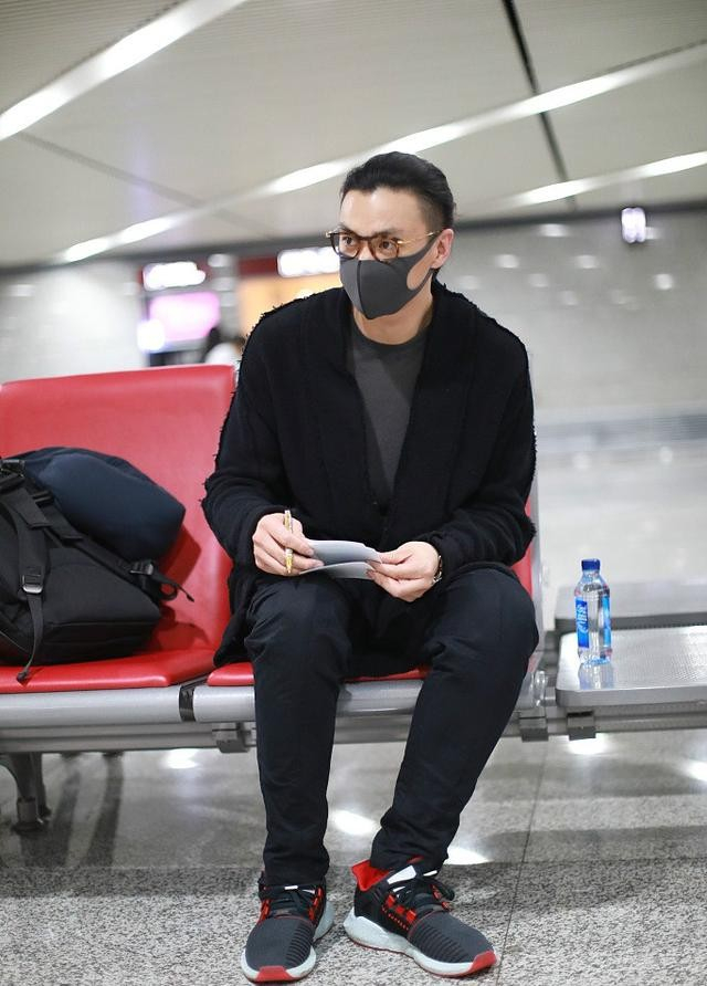 周一围穿黑色外套背着双肩包现身机场 造型简洁帅亲切为粉丝签名