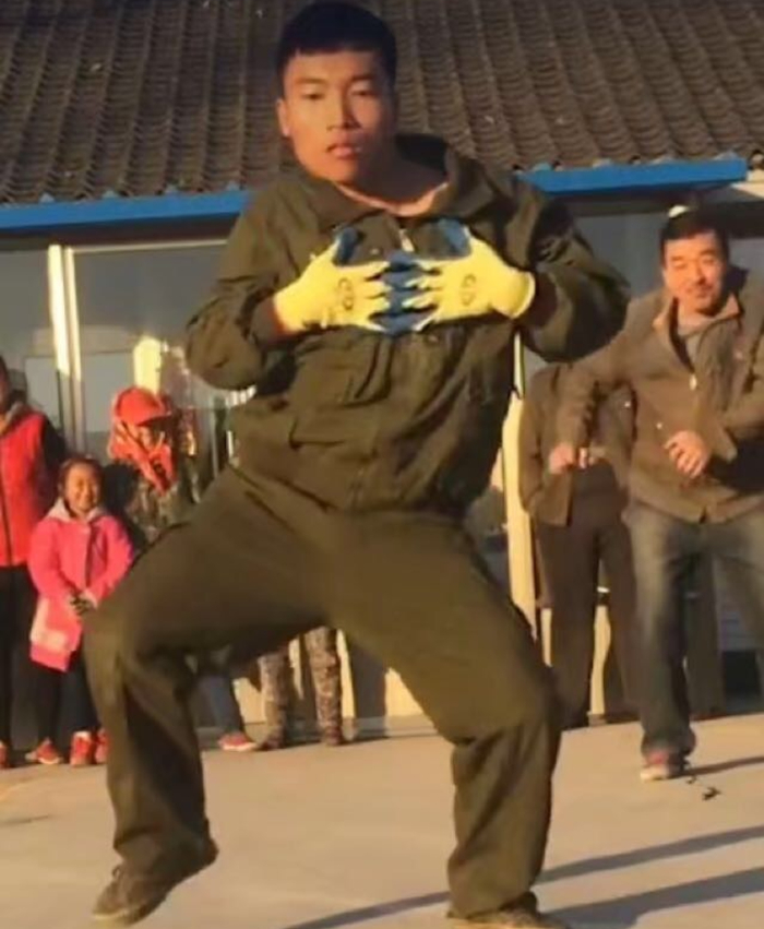快手第一“神舞”是牌牌琦的社会摇？还是小舞王的“断头舞”？