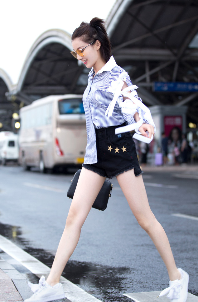 王鹤润一身蓝色牛仔装扮,简洁率性略带甜美,眼神疏离好撩人!