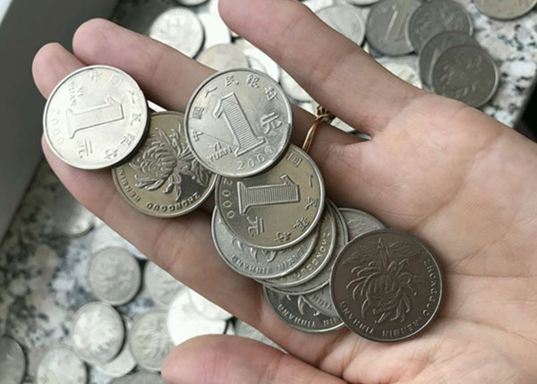 都说2000年一元硬币难寻,一枚价值千元,这一箱子是怎么回事呢?|收藏|硬币|箱子_新浪新闻