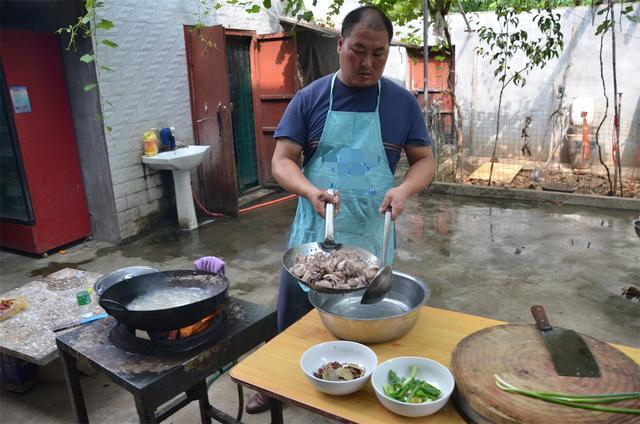 河南小伙开饭店做大盘兔,18块钱一斤,一只能卖百余元|兔肉|大盘|师傅_新浪新闻