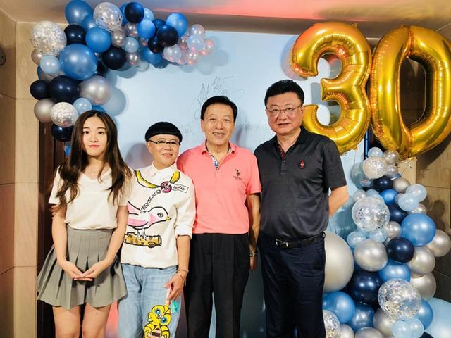 金龟子刘纯燕撞衫李冰冰,同一件卡通衬衫,却穿出不同的风格!