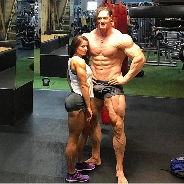 今天就给大家带来四组动作，仅仅通过简单的哑铃，就可以快速的练出胸肌。