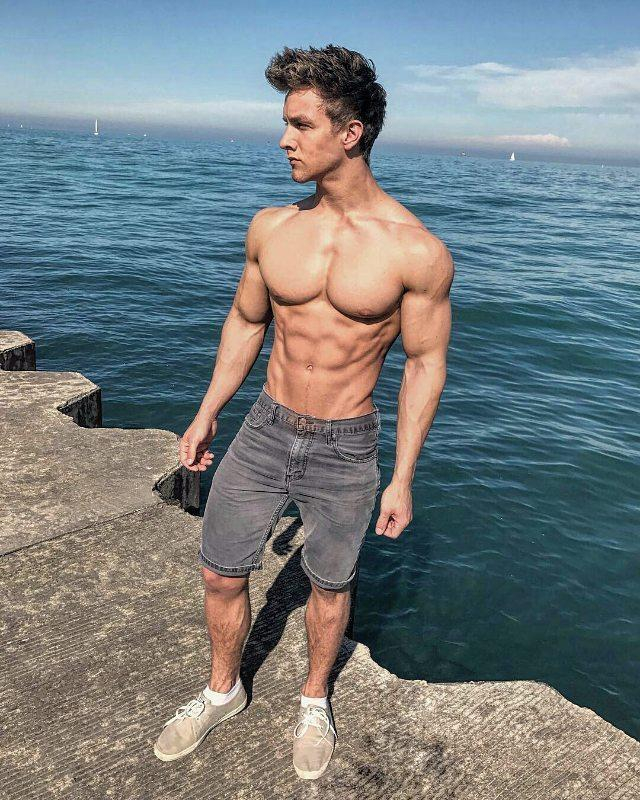 第一个动作：仰卧卧推