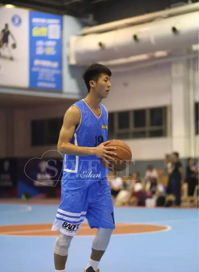 美如画的曹芳8月19日晚现身桂林篮球公园 约吗?