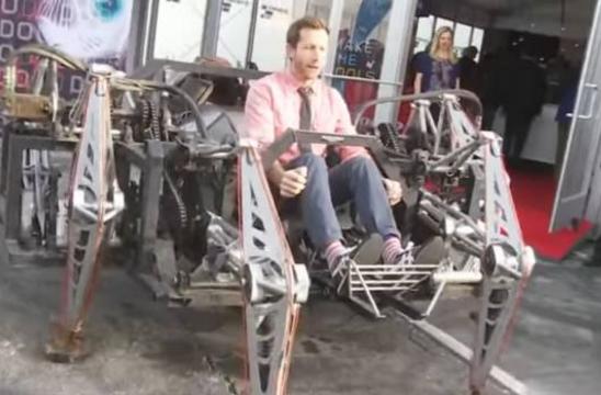 加拿大五名男子花费7个月发明出机械蜘蛛代步车，成街头焦点！