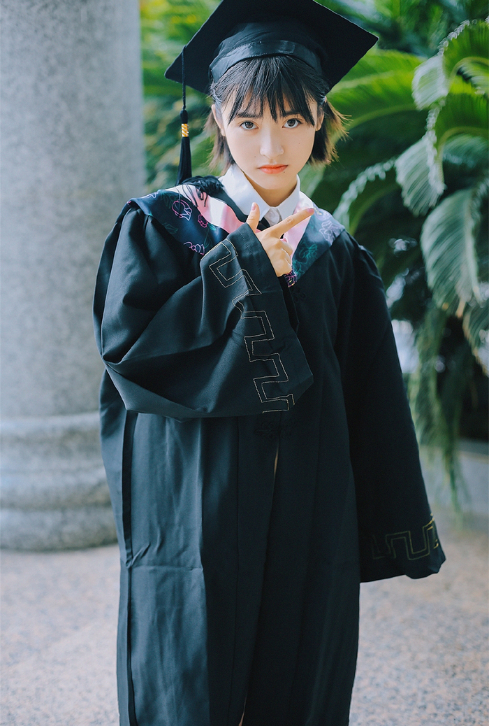 沈月晒学士服美照,原来毕业照妆容要这么化才抢镜!|学士服|沈月|毕业照_新浪新闻