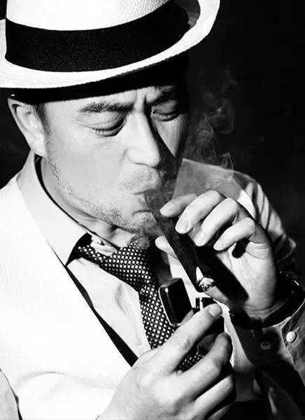 张嘉译年轻相片遭曝光,网友:还好错过了,不然青春就废了