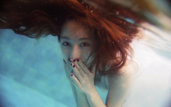 美女写真：张俪性感个性水底写真