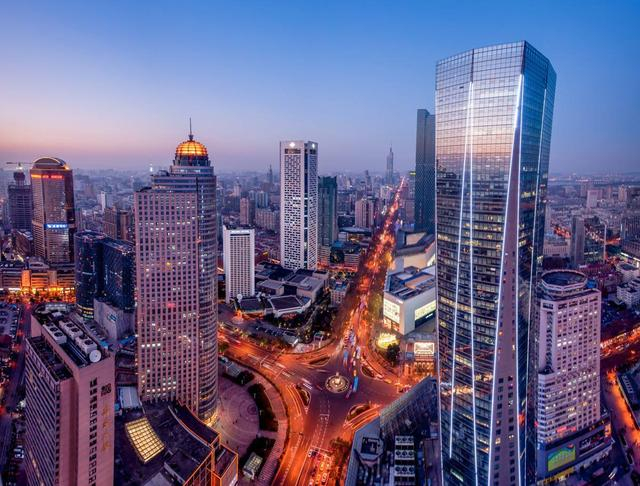 我国华东地区唯一的特大城市，曾改名40多次，被誉为六朝古都