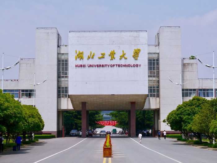 蓝蓝的天 弯弯的小河(湖北工业大学 校园小景)