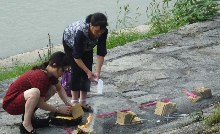 湖北宜昌: 鬼节祭祖, 市民焚香烧纸, 跪地叩拜礼仪多, 倍显虔诚!|烧纸|宜昌|祖先|湖北|祭祖_新浪新闻