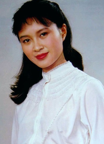 61岁方舒近照曝光，抛弃丈夫嫁小鲜肉被坑惨，女儿却生得美艳动人_新浪新闻