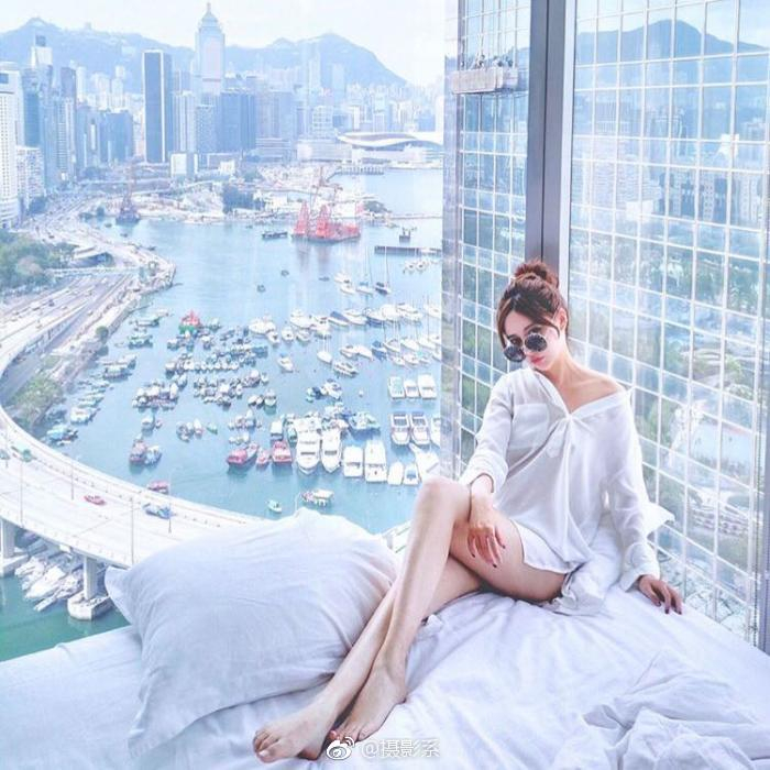 去旅行订酒店有落地窗千万别浪费哦,记得拍些美美的照片~